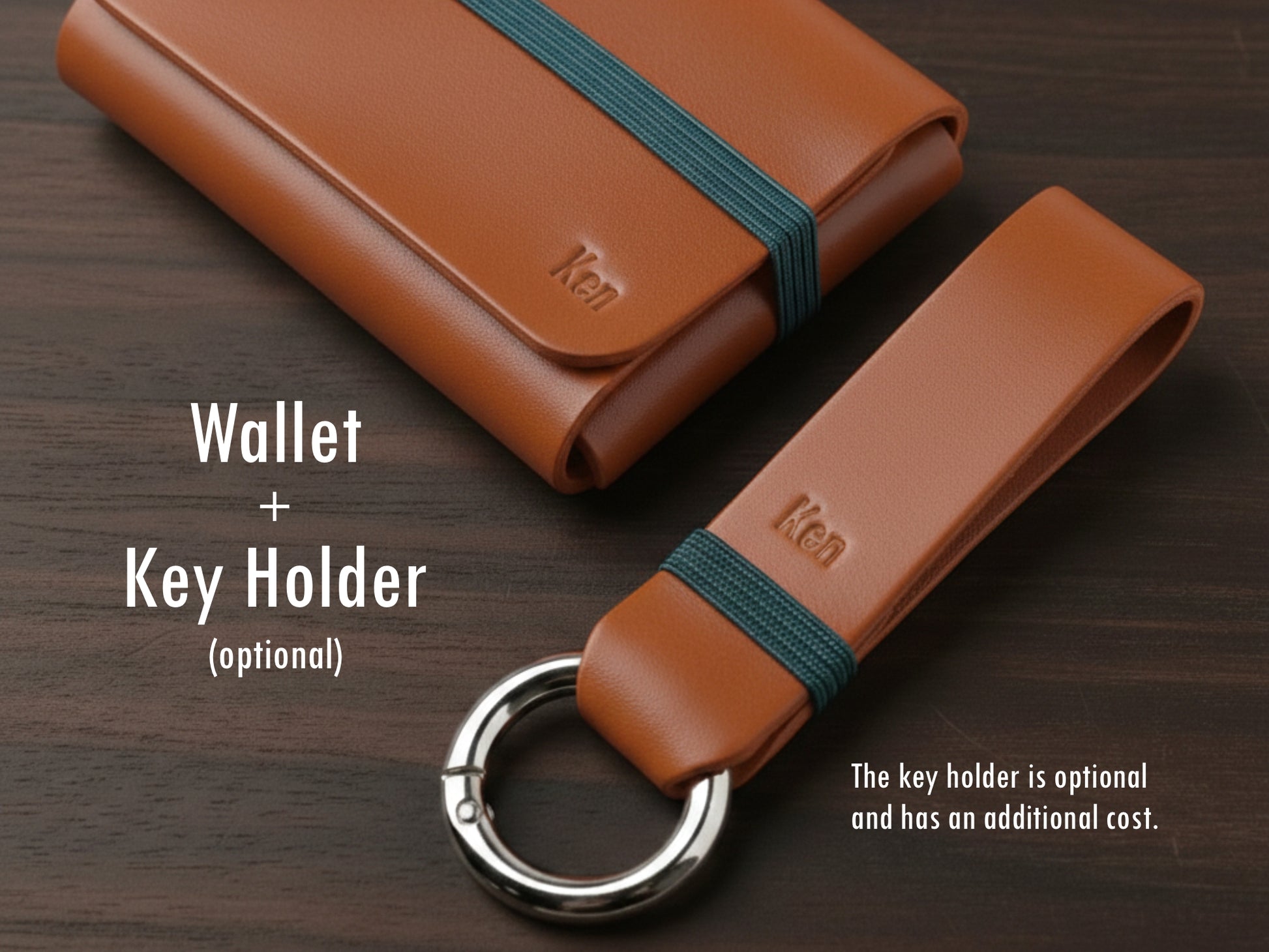 Carteira em couro amber orange com elástico verde sobre fundo de madeira escura, acompanhado de um porta-chaves combinando. No canto inferior direito, um aviso indica que o porta-chaves é opcional e possui custo adicional.