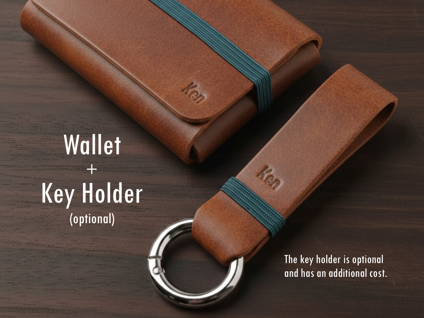 Carteira em couro camel brown com elástico verde sobre fundo de madeira escura, acompanhado de um porta-chaves combinando. No canto inferior direito, um aviso indica que o porta-chaves é opcional e possui custo adicional.