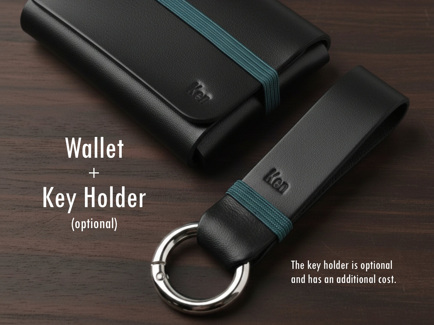 Porta-cartões em couro carbon black com elástico verde sobre fundo de madeira escura, acompanhado de um porta-chaves combinando. No canto inferior direito, um aviso indica que o porta-chaves é opcional e possui custo adicional.