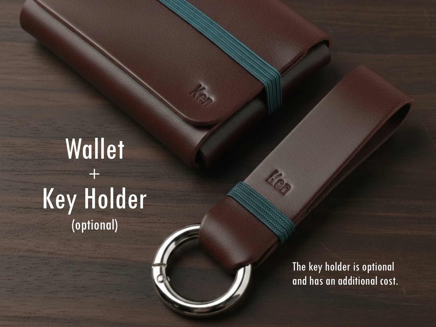 Carteira em couro classic brown com elástico verde sobre fundo de madeira escura, acompanhado de um porta-chaves combinando. No canto inferior direito, um aviso indica que o porta-chaves é opcional e possui custo adicional.