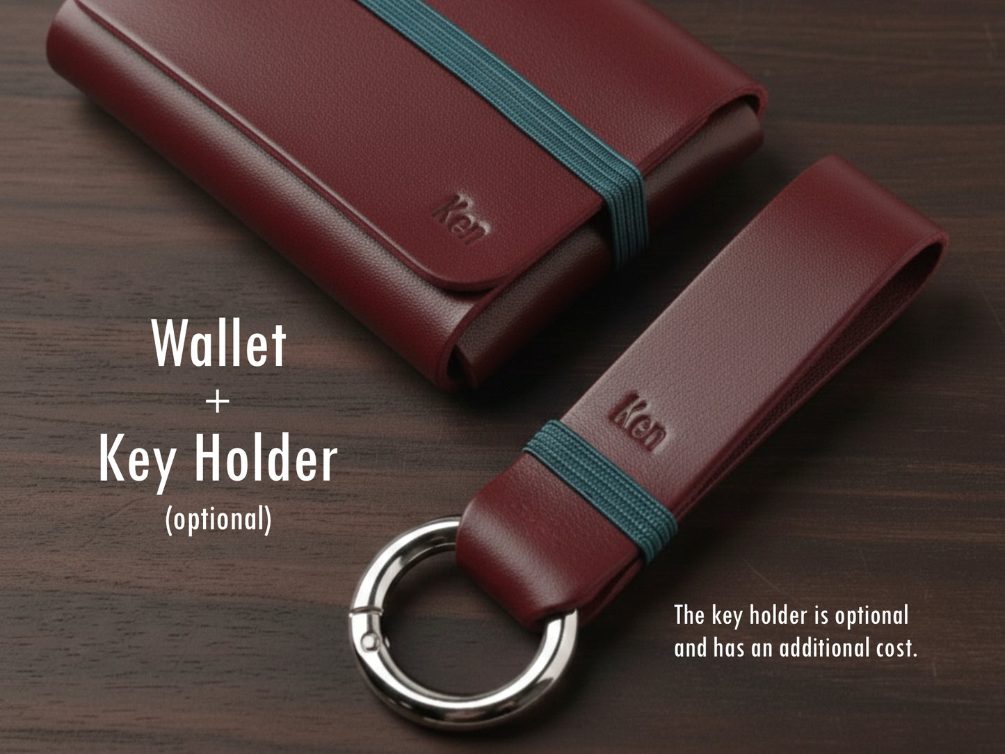 Carteira em couro cognac brown com elástico verde sobre fundo de madeira escura, acompanhado de um porta-chaves combinando. No canto inferior direito, um aviso indica que o porta-chaves é opcional e possui custo adicional.