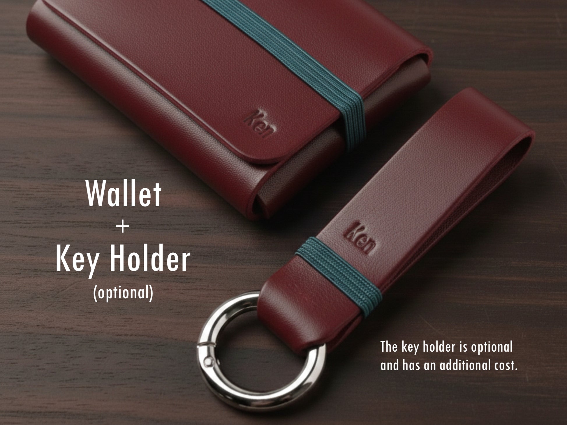 Carteira em couro cognac brown com elástico verde sobre fundo de madeira escura, acompanhado de um porta-chaves combinando. No canto inferior direito, um aviso indica que o porta-chaves é opcional e possui custo adicional.