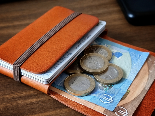 Carteira minimalista em couro Amber Orange com proteção RFID, artesanal portuguesa