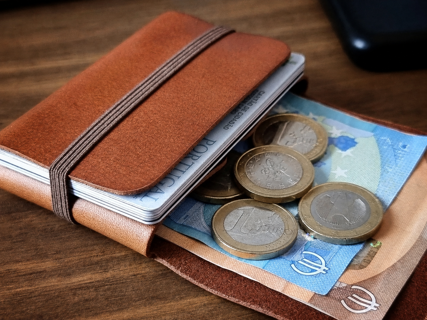 Carteira minimalista em couro Camel Brown com proteção RFID, feita à mão em Portugal