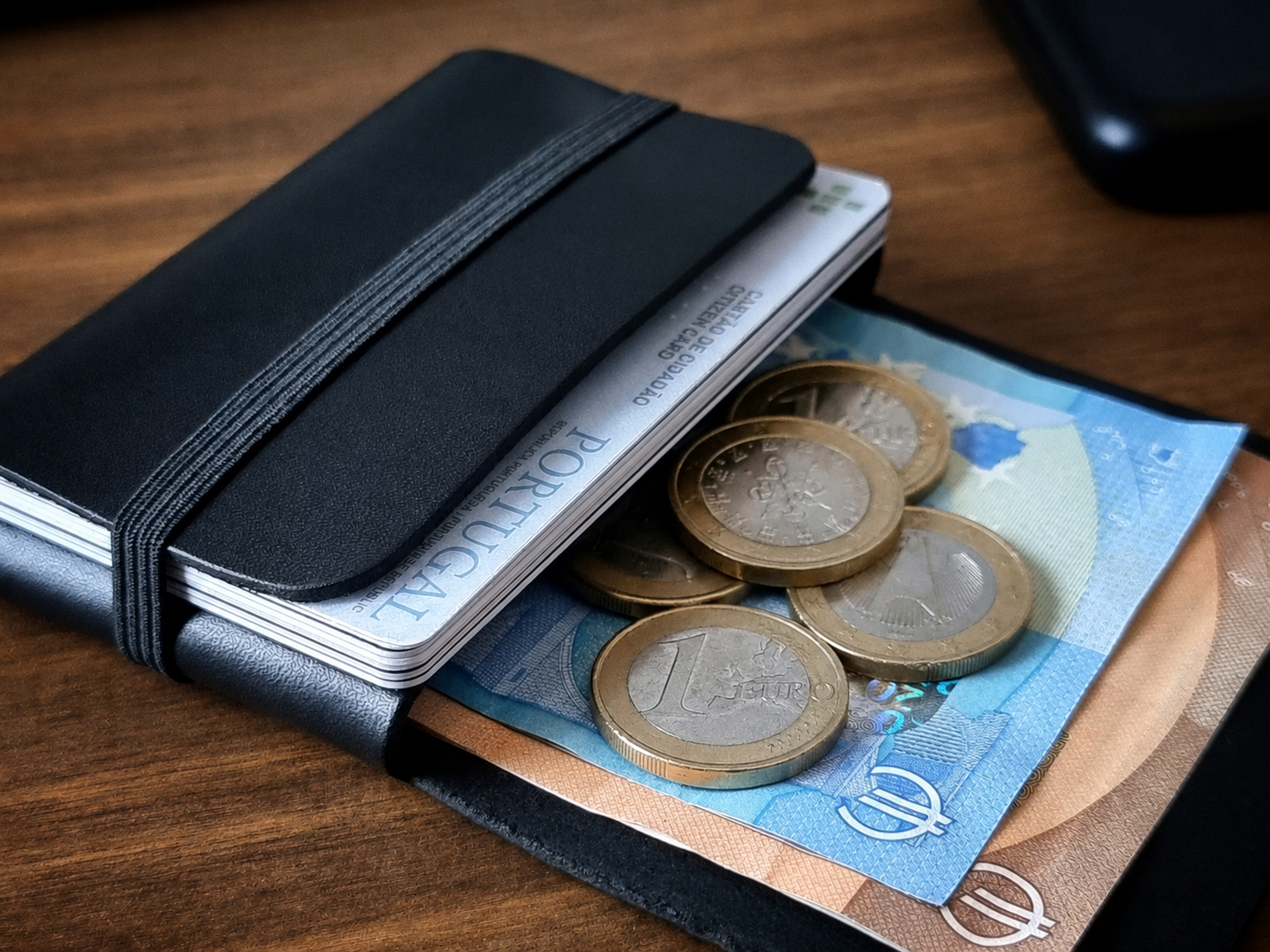 Carteira minimalista em couro Carbon Black com proteção RFID, feita à mão em Portugal