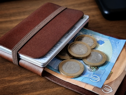 Carteira minimalista em couro Classic Brown com proteção RFID, artesanal portuguesa