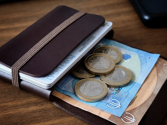 Carteira minimalista em couro Dark Brown com proteção RFID, artesanal portuguesa