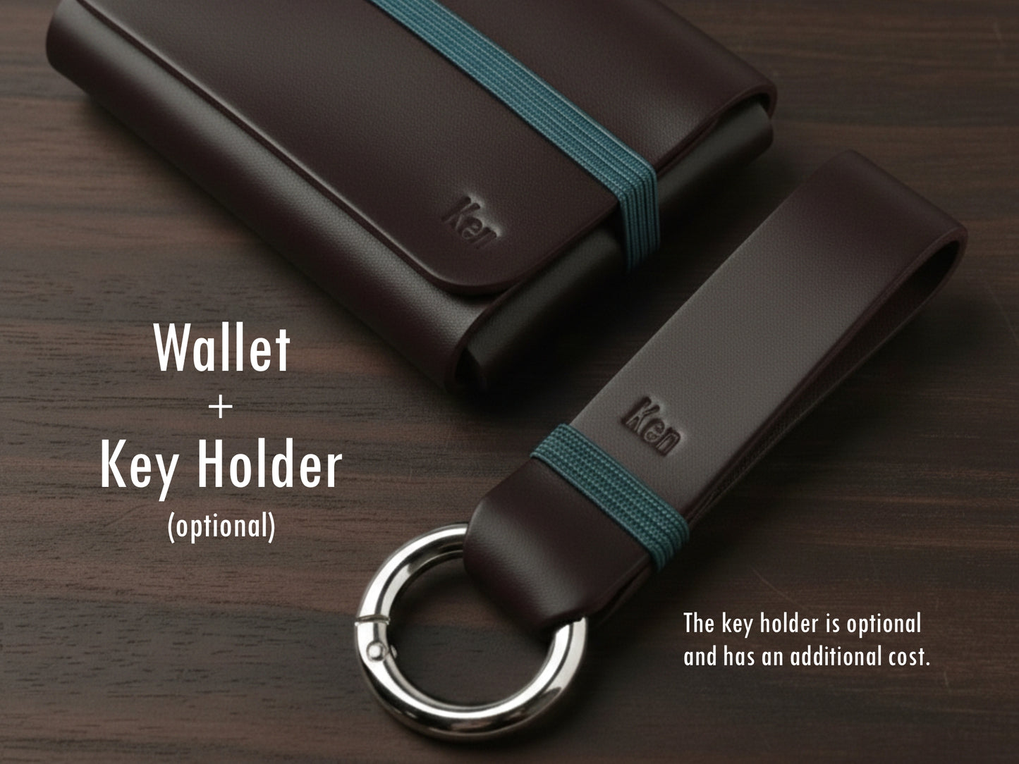 Carteira em couro dark brown com elástico verde sobre fundo de madeira escura, acompanhado de um porta-chaves combinando. No canto inferior direito, um aviso indica que o porta-chaves é opcional e possui custo adicional.