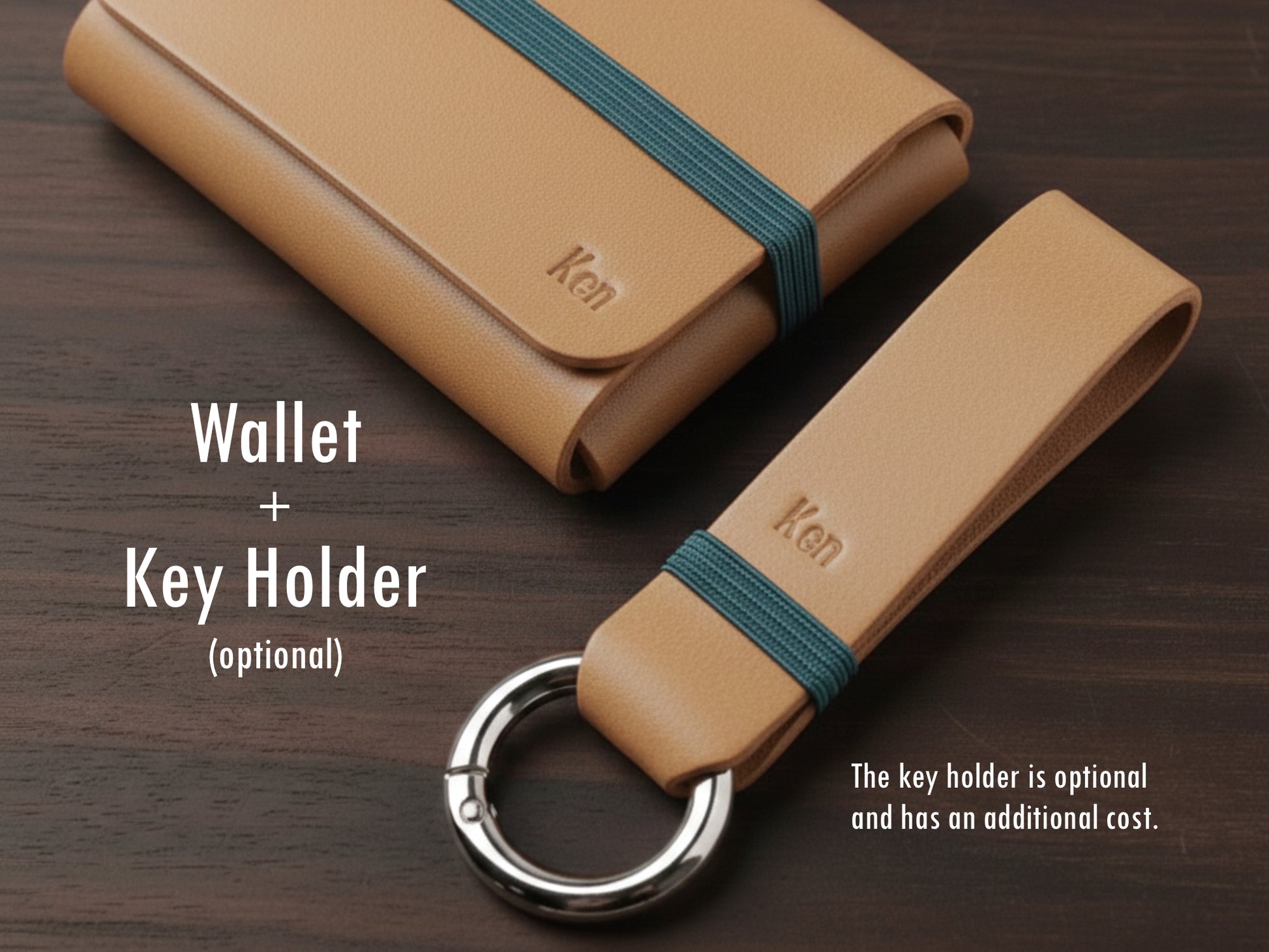 Carteira em couro natural tan com elástico verde sobre fundo de madeira escura, acompanhado de um porta-chaves combinando. No canto inferior direito, um aviso indica que o porta-chaves é opcional e possui custo adicional.