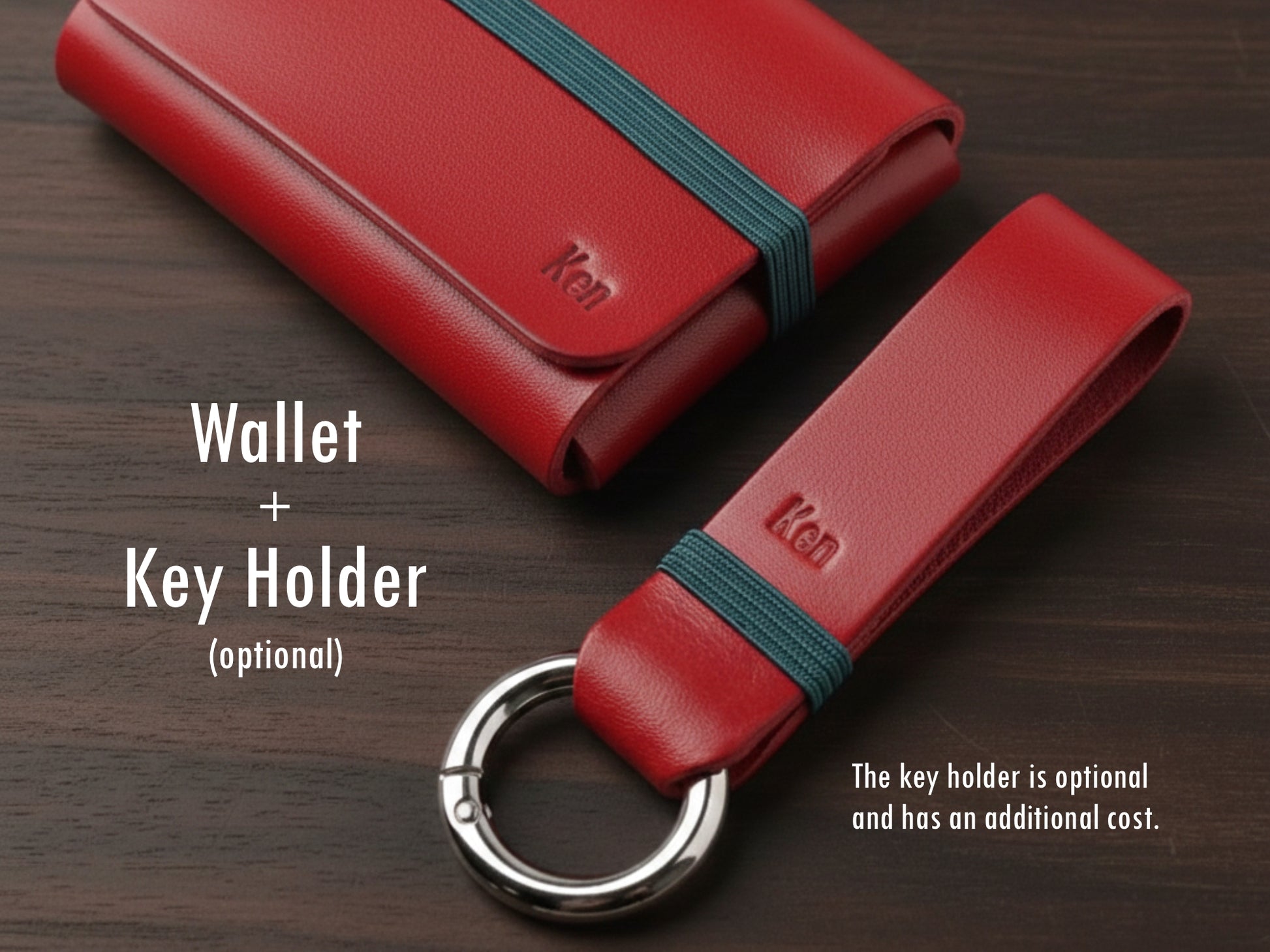 Carteira em couro venetian red com elástico verde sobre fundo de madeira escura, acompanhado de um porta-chaves combinando. No canto inferior direito, um aviso indica que o porta-chaves é opcional e possui custo adicional.